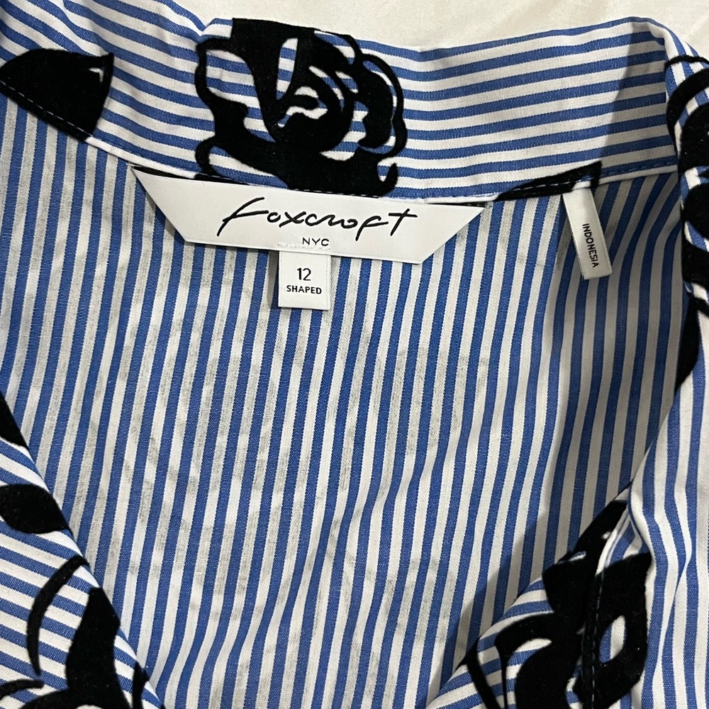 Foxcroft Blue and Black Striped Floral Button-Up Top Womens Size 12 New with Tag - Picture 4 of 5